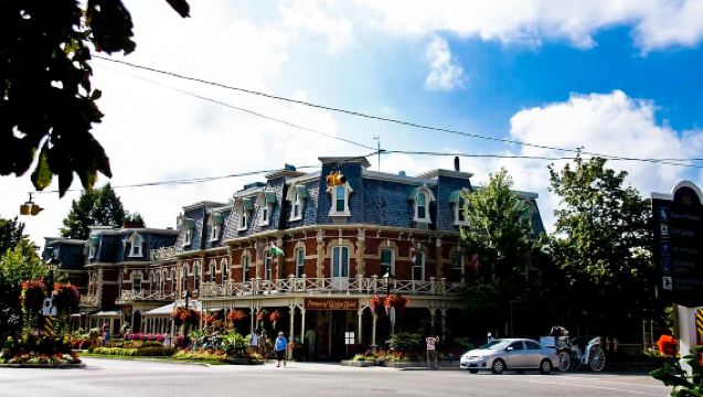 Toronto - 1-day tour to Niagara Falls (seasonal join-in tour with cruise/falls experience ticket included)