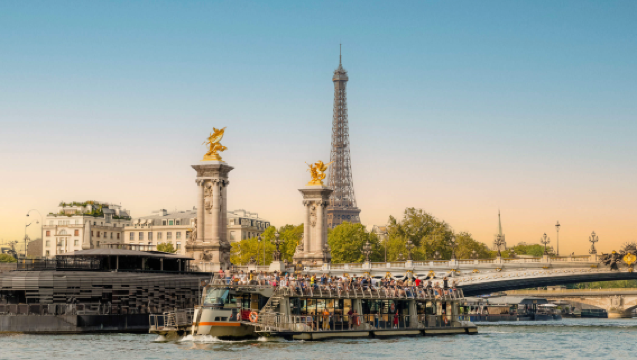 Entrada del paseo turístico en barco de 1 hora en el crucero Bateaux Parisiens por el Sena en París, Francia + audioguía