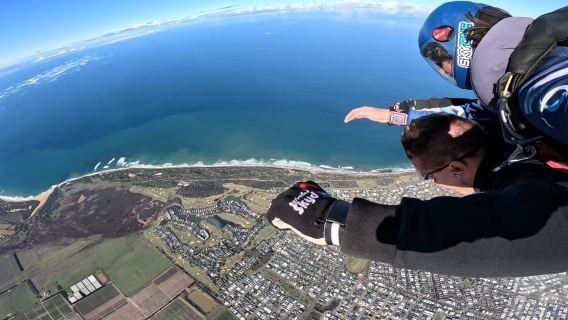 กระโดดร่มที่ความสูง 15,000 ฟุตบนถนน Great Ocean Road ในเมลเบิร์นกับ Skyone [เลือกรับส่งฟรีในเมือง + เลือกภาพถ่ายและวิดีโอได้ + มุมมองชายฝั่งจากเบื้องบน + ครูฝึกมืออาชีพ]
