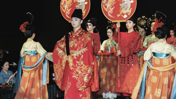 Dalian • Banchetto Nuziale Xi - Banchetto Imperiale della Prospera Dinastia Tang (Musica e Danza Imperiale + Cucina di Corte Tang Fusa con Specialità di Mare + Opzione per Abiti Han e Trucco in Stile Tang)