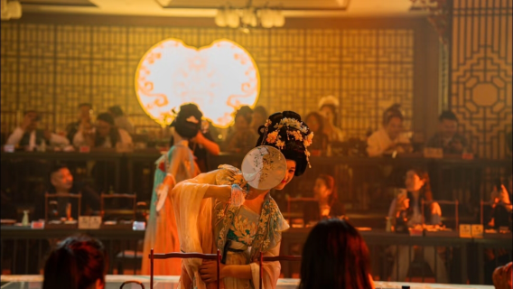 Shangyanfu Tujia immersive dining show in Enshi Daughter City (optional downtown transfer + Tujia hand-waving song and dance performance showcasing folk customs + dual-sensory immersive experience of the chieftain's ten-bowl feast)