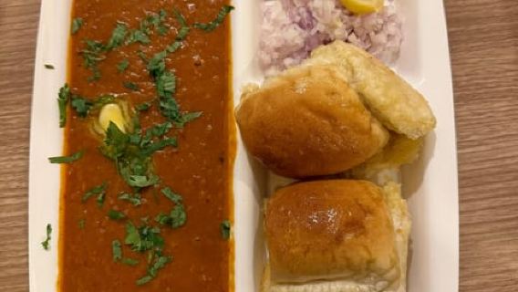 Mumbai: Street Food, Markets & Night Highlights Tour