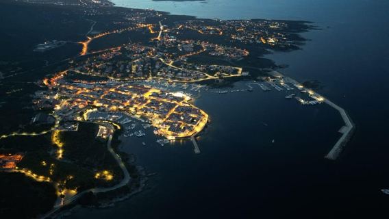 Asinaran vaellusretket Buriana Charter -katamaraanilla