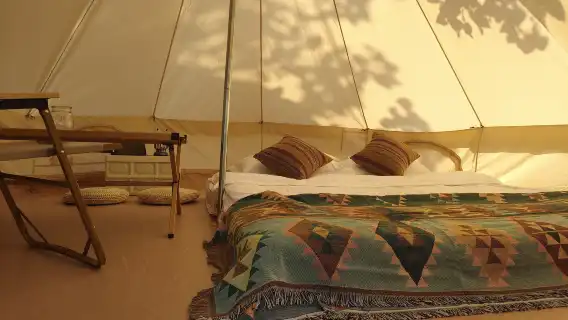 杭州富陽桐洲島露營地·過夜露營【森式野奢帳篷+雙人床+天幕桌椅+盥洗用品+雙人早餐】