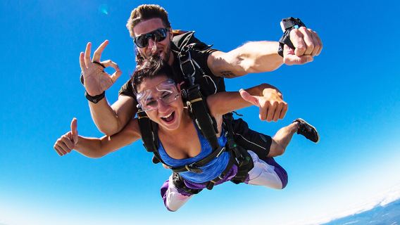 terjun payung dari ketinggian 15.000 kaki di Cairns