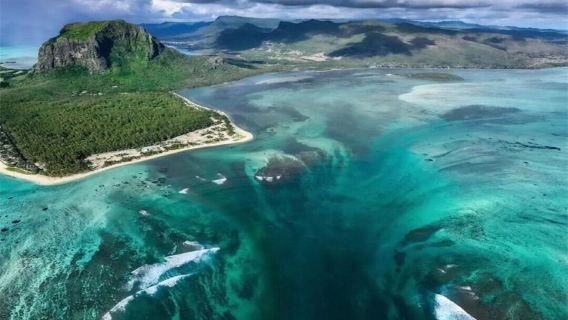 Вертолетная экскурсия над подводными водопадами Маврикия и семицветной землей|Долина Черной реки|Лагун-Айленд|Ле Морн