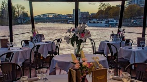 Seine River: Dinner Cruise with Bay Windows and Champagne