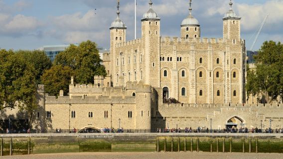 Tower of London: Early Guided Tour + Crown Jewels & Opening Ceremony