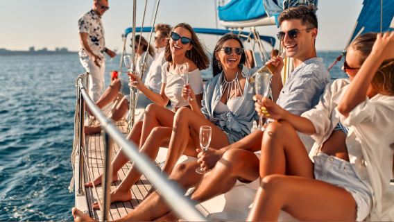 Dubai Luxus-Yacht 2/3 Stunden Gemeinschaftstour mit BBQ & Softdrinks - Sonnenuntergang/Party/Jet Ski optional