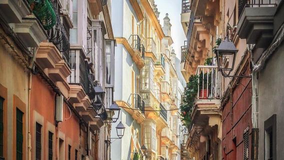 Romantic Leisure: Dual Experience of the White Pearl Sitges and PortAventura World