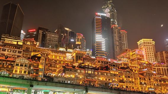 Berangkat dari Chongqing: Tur sewa kendaraan pribadi perjalanan satu hari ke Kota Kuno Ciqikou, Museum Tiga Ngarai, dan Hongyadong.