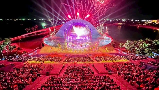 Phu Quoc Island Kiss of the Sea Show with Fireworks and Light Performance
