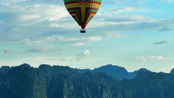 balon udara+ perjalanan satu hari ke Vang Vieng + zipline hutan + Blue Lagoon No. 1 + makan siang + transportasi