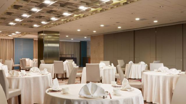 Vale para 2 personas con menú del día en el restaurante de cocina cantonesa Ming Palace (3.ª planta) del Hotel Royal de Taipéi (festivos +200 NT$ para 2 personas)