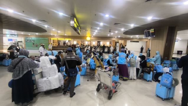 บริการวีไอพีถือป้ายต้อนรับ ซูราบายา (ระหว่างประเทศ) ท่าอากาศยานนานาชาติจูอันดา (SUB) โดย IASH