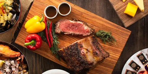 【和牛任食!平日晚餐不加價】新板希爾頓酒店悅市集自助式午或晚餐券(假日加 NT$300)