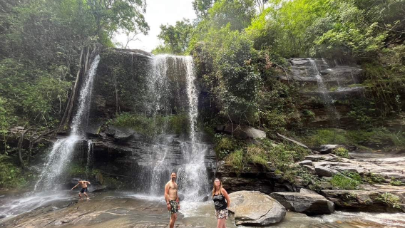 Demi-journée de soins aux éléphants + 1h de randonnée + Cascade + Rafting en bambou