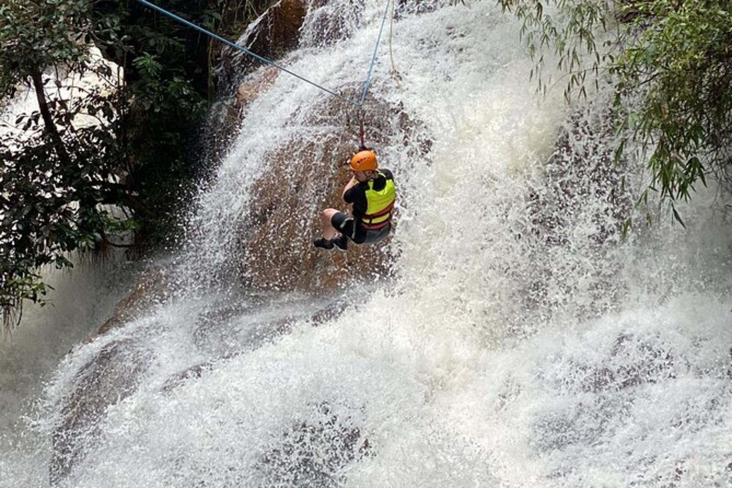 DALAT CANYONING & 1500M ZIPLINE-ERLEBNIS
