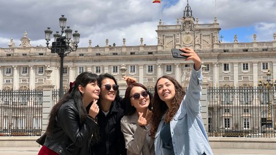 Madrid: 1.5-Hour Old Town Tour with Royal Palace Fast Track Entry