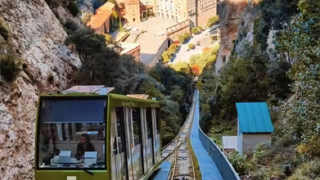 蒙特塞拉特聖山+濱海托薩&錫切斯:巴塞隆納包車古堡山海一日遊