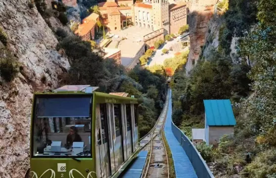蒙特塞拉特聖山+濱海托薩&錫切斯：巴塞隆拿包車古堡山海一日遊