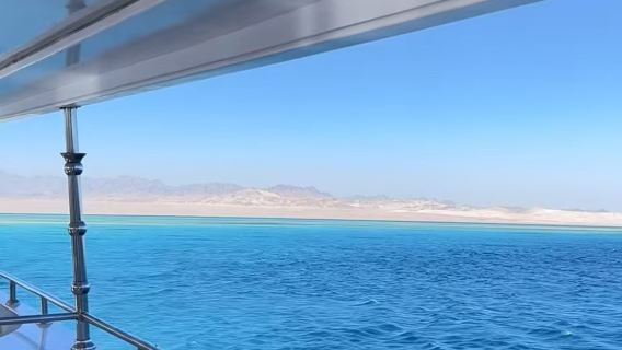 6-stündige Schnuppertour zum Tauchen in den Blauen Grotten und am Berg Sinai in Sharm el-Sheikh Dahab, Ägypten. Inklusive Schnorcheln in den Blauen Grotten, Transfers in Sharm el-Sheikh, Kamelreiten und Mittagessen.