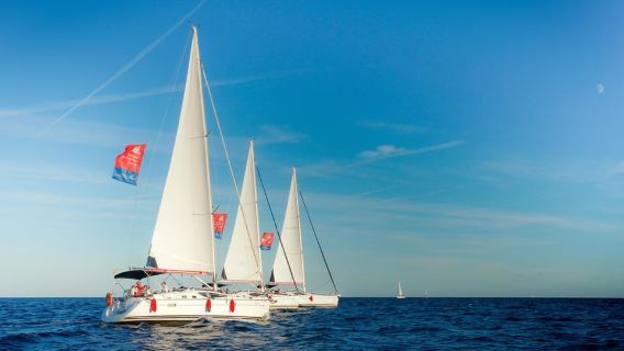 Barcelona: Segeltour mit spanischen Tapas und Getränken