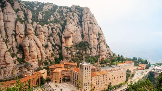 Desde Barcelona: Traslado en autobús al Monasterio de Montserrat