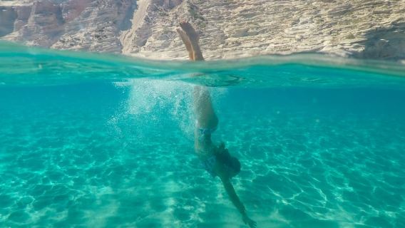 Adamas: tour in barca a vela di un giorno intero a Milos e Polyaigos con pranzo