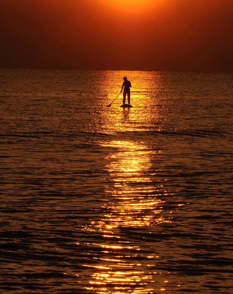 Esperienza di paddleboard sulla spiaggia al tramonto a Langkawi