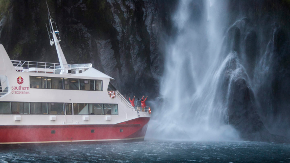 Excursión de un día en autobús con techo de cristal al fiordo Milford