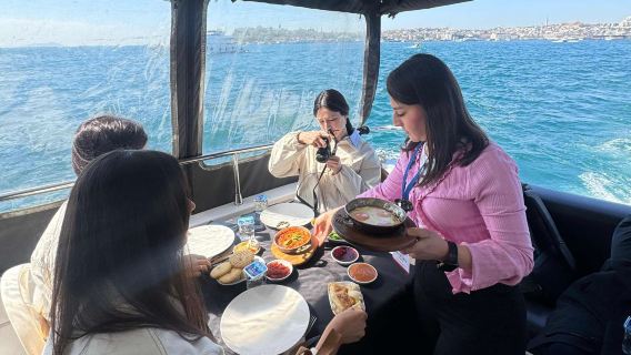 Утренний круиз на яхте по Босфору в Стамбуле с турецким завтраком