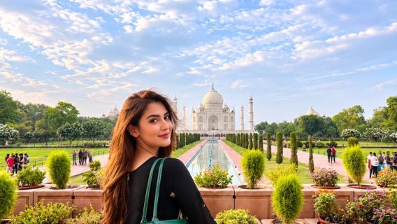 Private Agra Day Trip By Luxury Car from Delhi: Taj Mahal & Agra Fort (All-Inclusive)