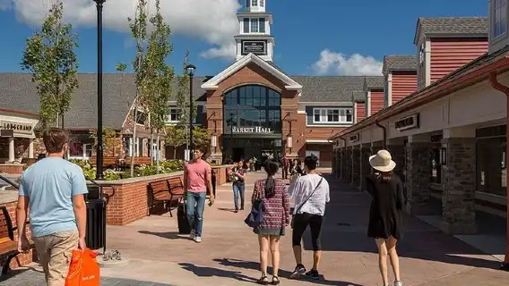 Woodbury Common Premium Outlets Shopping Tour from