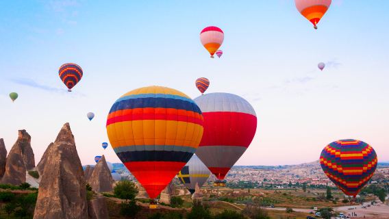 Vivi la tua esperienza in mongolfiera in Cappadocia a Göreme con Royal o United mongolfiera(servizio clienti in lingua cinese + prelievo dall'hotel + colazione + festeggiamento con champagne inclusi)