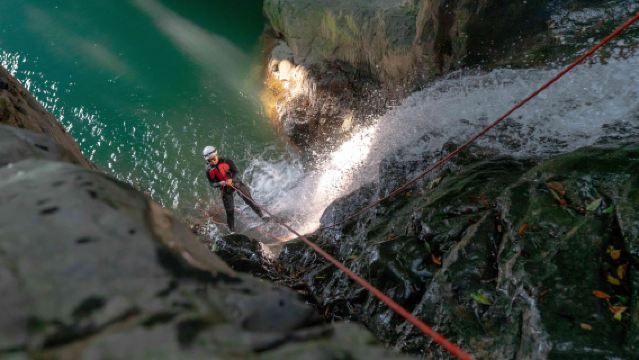 【<酷遊貴州-石龍溪溯溪跳潭>親近自然，體驗戶外樂趣】