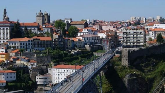 Porto: Geführter Rundgang + Fast-Track-Eintritt in die Livraria Lello