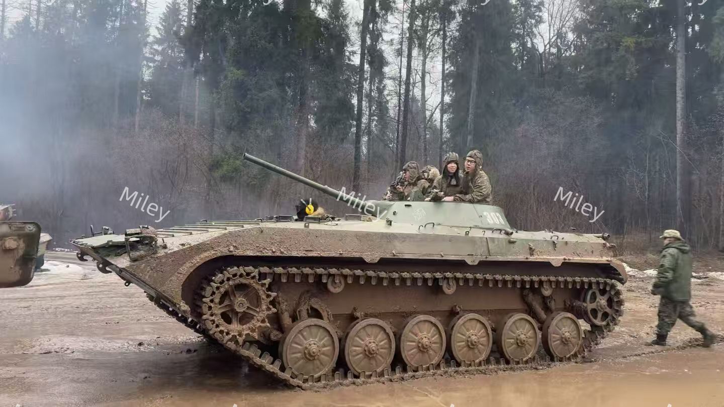 Экстремальный военный опыт с танками в Москве, Россия | стрельба боевыми патронами + свободный доступ к АК + вождение танка по бездорожью