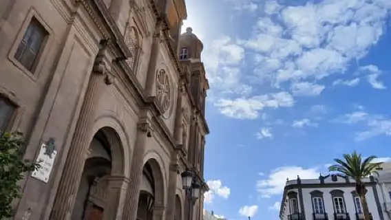 City Treasures Unveiled: 3.5-Hour Las Palmas Cab & Walking