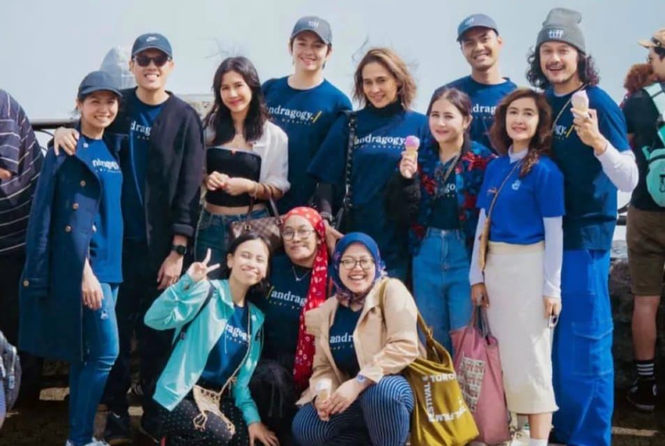 Toronto: Winter Niagara Falls Tour with Attractions Package