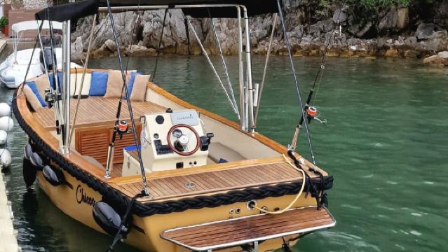 Budva: Private Sightseeing Boat Tour with Swimming & Drinks