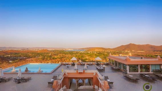 Ощутите роскошь: частный музей, поездка на старинном автомобиле