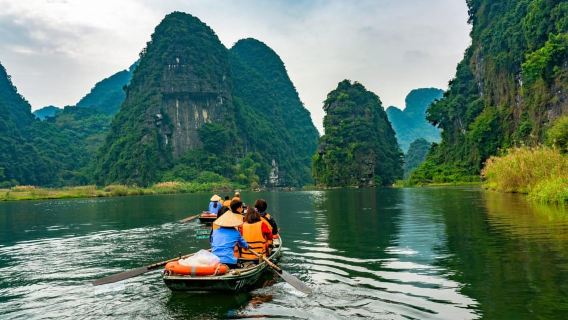DESA DUPA QUANG PHU CAU DENGAN PERJALANAN PERAHU ATAU PAGODA