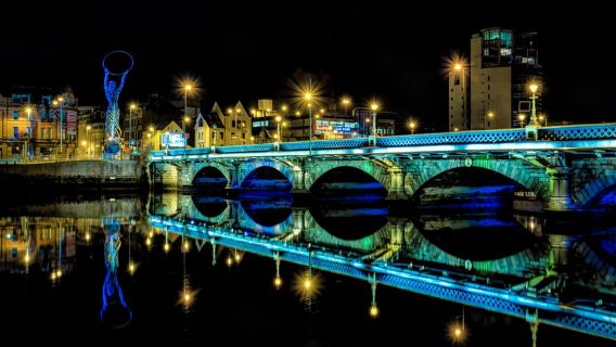 Belfast: Geführte nächtliche Hydrobike-Tour auf dem Fluss Lagan