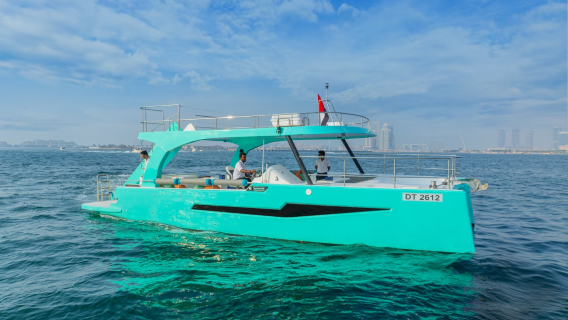 Dubai Yacht: Private Yacht-Tour mit 40-Fuß-Jump-Partyboot