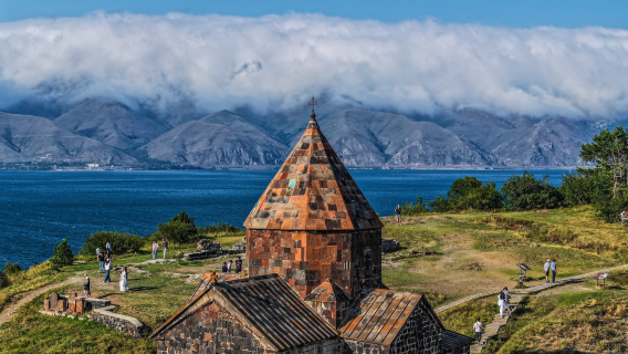 亞美尼亞心：埃里溫包車一日｜漫遊藍寶石賽凡湖與千禧年修道院