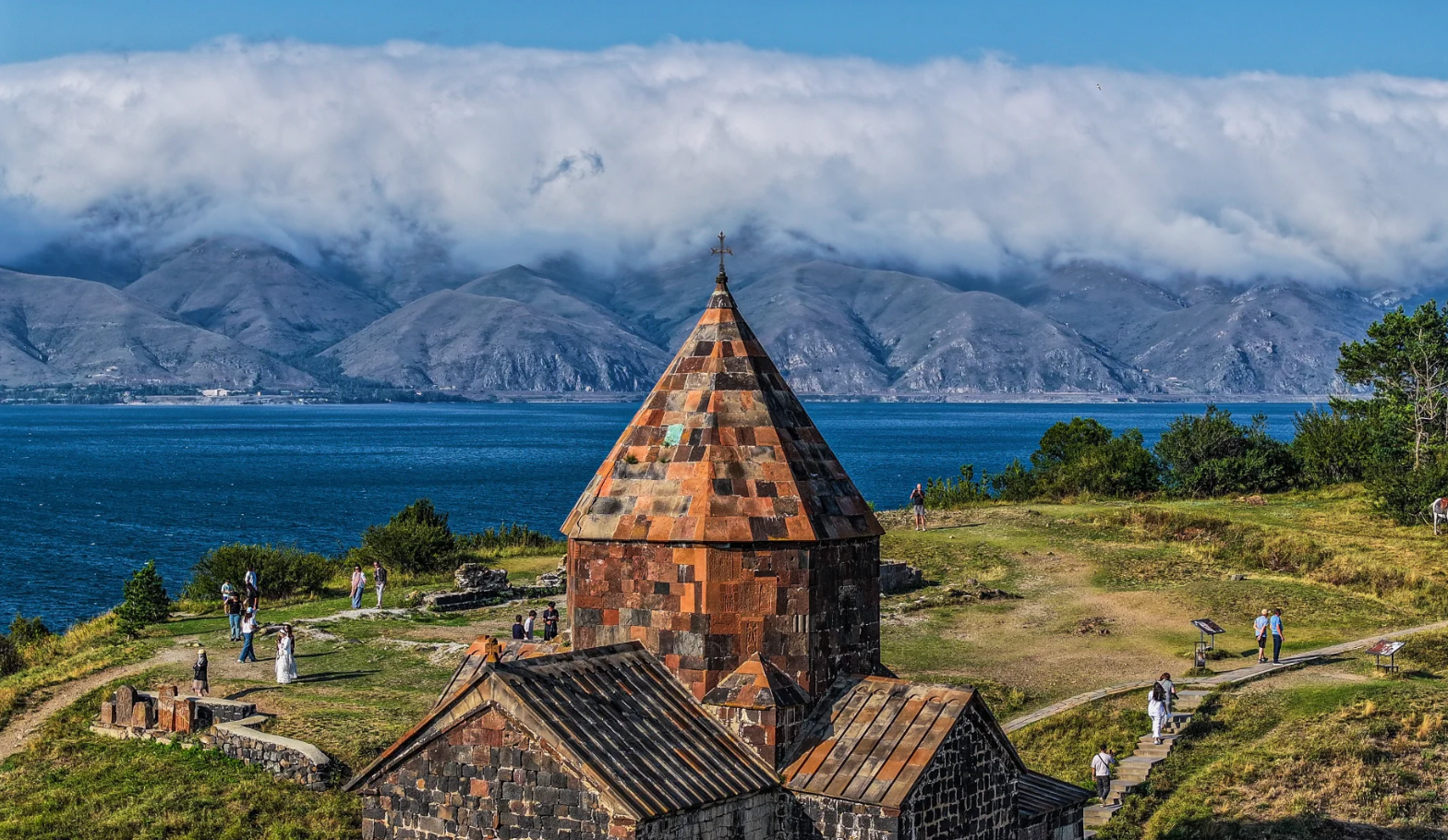 亞美尼亞之心：埃裡溫包車一日｜漫遊藍寶石賽凡湖與千年修道院