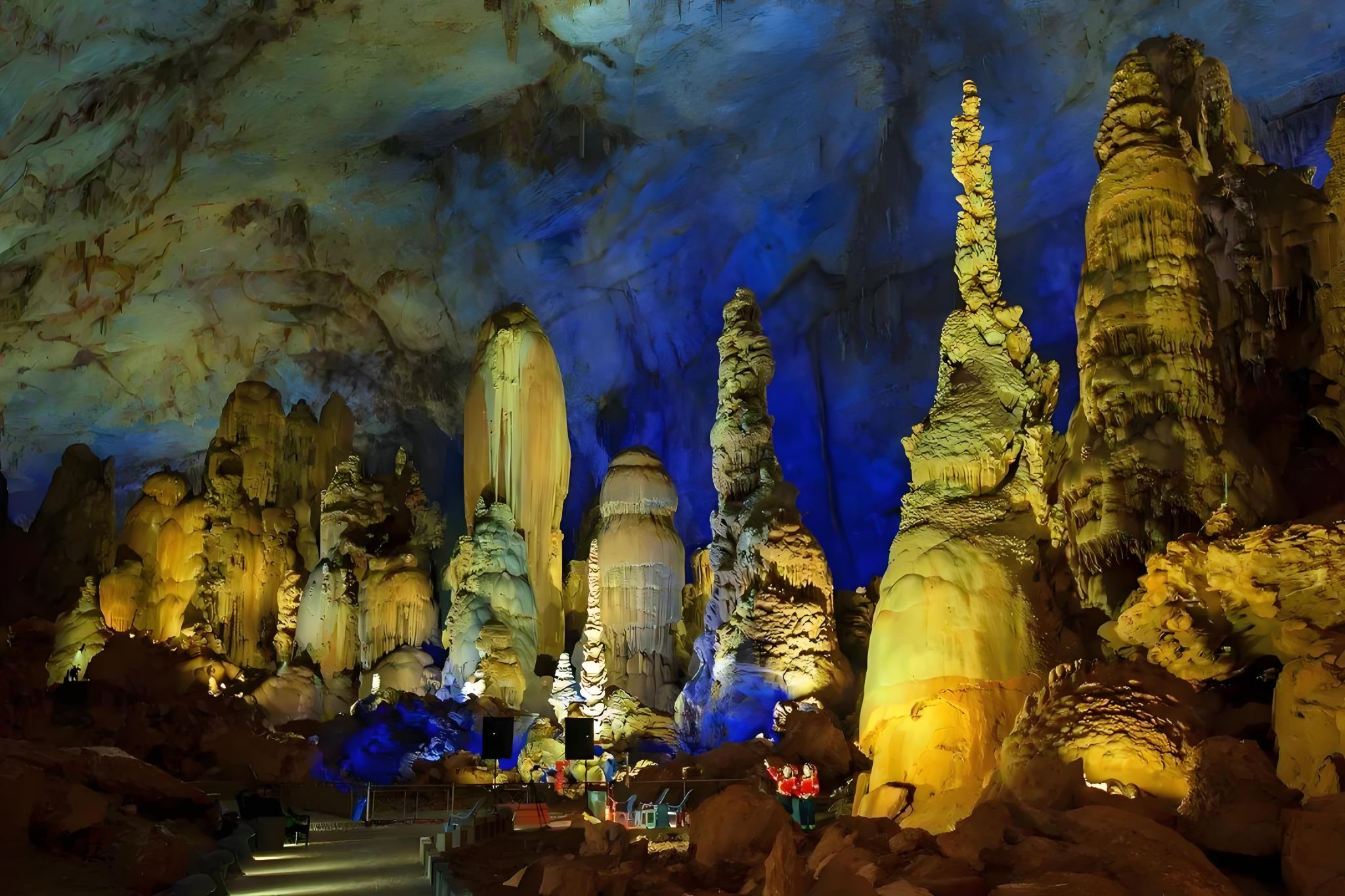 One-day tour of Zhijin Cave from Guiyang (travel through millions of years in one day and enjoy world-class karst landforms).