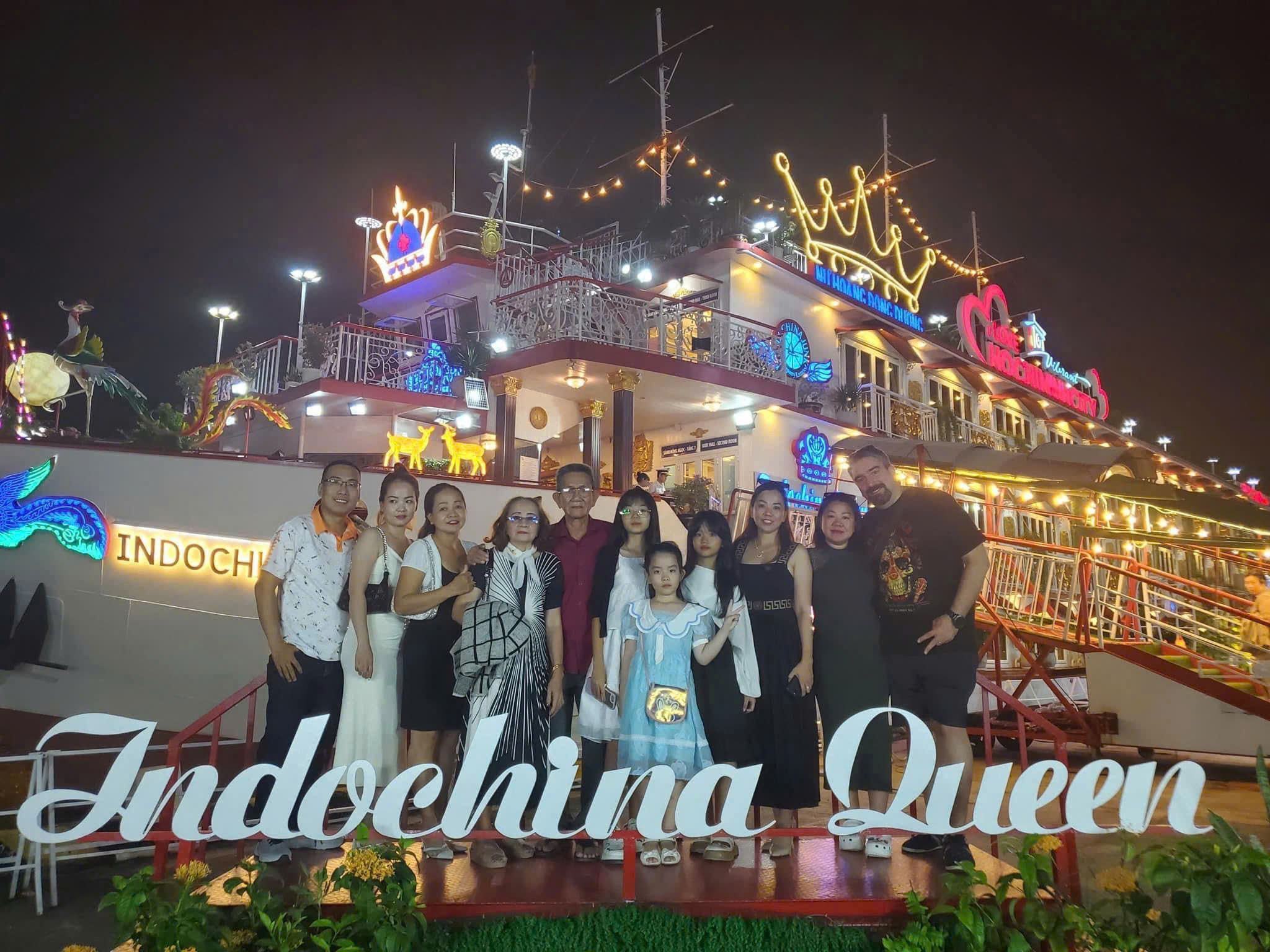 Crociera con cena Indochina Queen sul fiume Saigon [Buffet con oltre 40 piatti, vista notturna della città, musica dal vivo]