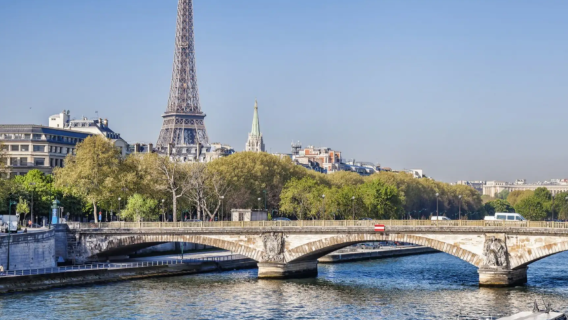 Excursion d'une journée à Paris : Accès au sommet de la Tour Eiffel + Croisière sur la Seine + Bus touristique (sans file d'attente)